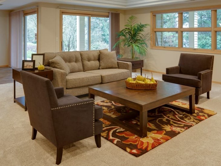 Traditional style home in Glendale AZ with soft carpet flooring